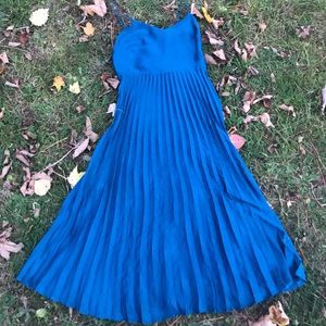 Such a flattering midi dress!